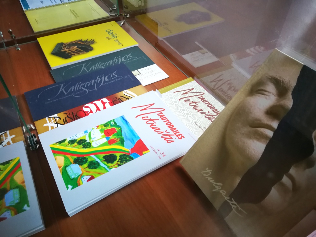 Viena tema – dvi parodos