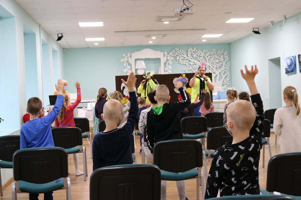 Rugpjūčio 31 dieną Viešosios bibliotekos Vaikų literatūros skyrius pakvietė savo skaitytojus – būsimuosius pirmokus – į rytmetį „Iš bibliotekos – į mokyklą“.  Viešosios bibliotekos direktorė  Violeta Šukaitienė pasveikino būsimuosius  pirmokus, palinkėjo jiems būti gerais mokiniais ir draugauti su knyga.  Renginio dalyvius linksmino DJ Rasa ir Gabrielius. Jie įtraukė vaikus į nuotaikingus žaidimus, linksmą viktoriną apie būsiančias mokyklines dienas. Tikra šventine dovana būsimiesiems pirmokams buvo Viešosios bibliotekos lėlių teatro „Boružėlė“ naujasis spektakliukas – Genovaitės Lukšaitės miniatiūra „Kliurka ir Pliurka ruošiasi į mokyklą“.