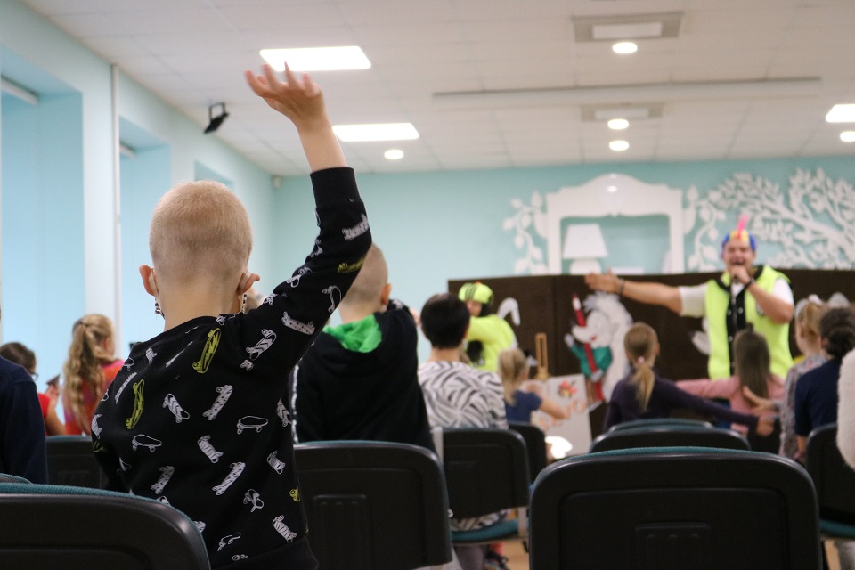 Rugpjūčio 31 dieną Viešosios bibliotekos Vaikų literatūros skyrius pakvietė savo skaitytojus – būsimuosius pirmokus – į rytmetį „Iš bibliotekos – į mokyklą“.  Viešosios bibliotekos direktorė  Violeta Šukaitienė pasveikino būsimuosius  pirmokus, palinkėjo jiems būti gerais mokiniais ir draugauti su knyga.  Renginio dalyvius linksmino DJ Rasa ir Gabrielius. Jie įtraukė vaikus į nuotaikingus žaidimus, linksmą viktoriną apie būsiančias mokyklines dienas. Tikra šventine dovana būsimiesiems pirmokams buvo Viešosios bibliotekos lėlių teatro „Boružėlė“ naujasis spektakliukas – Genovaitės Lukšaitės miniatiūra „Kliurka ir Pliurka ruošiasi į mokyklą“.